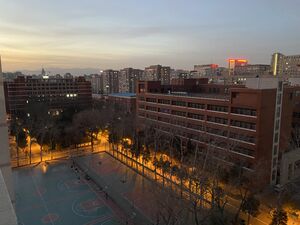 右侧的大楼为逸夫楼.jpg