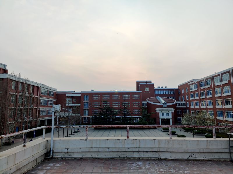 文件:从实验楼天台上看附中教学楼.jpg