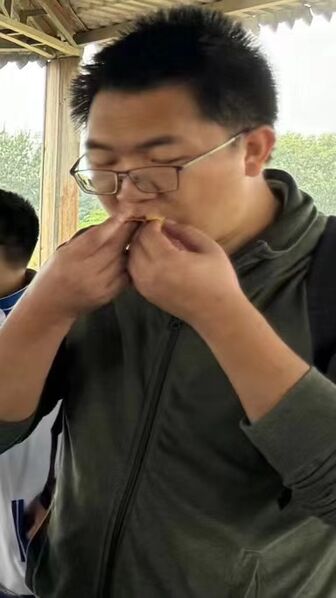 文件:正在品鉴红薯的孙宗汉.jpg