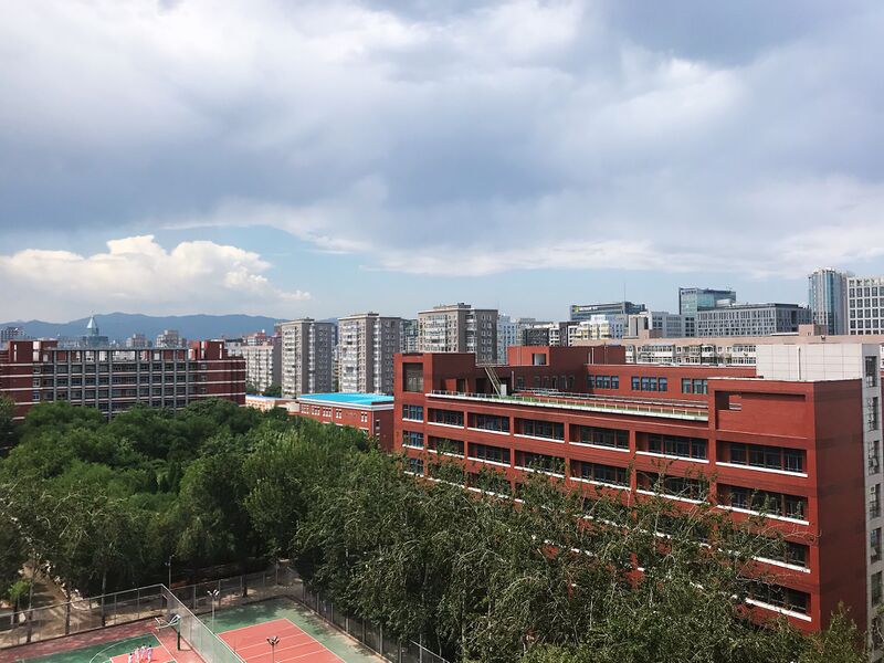 文件:右侧为逸夫楼.jpg